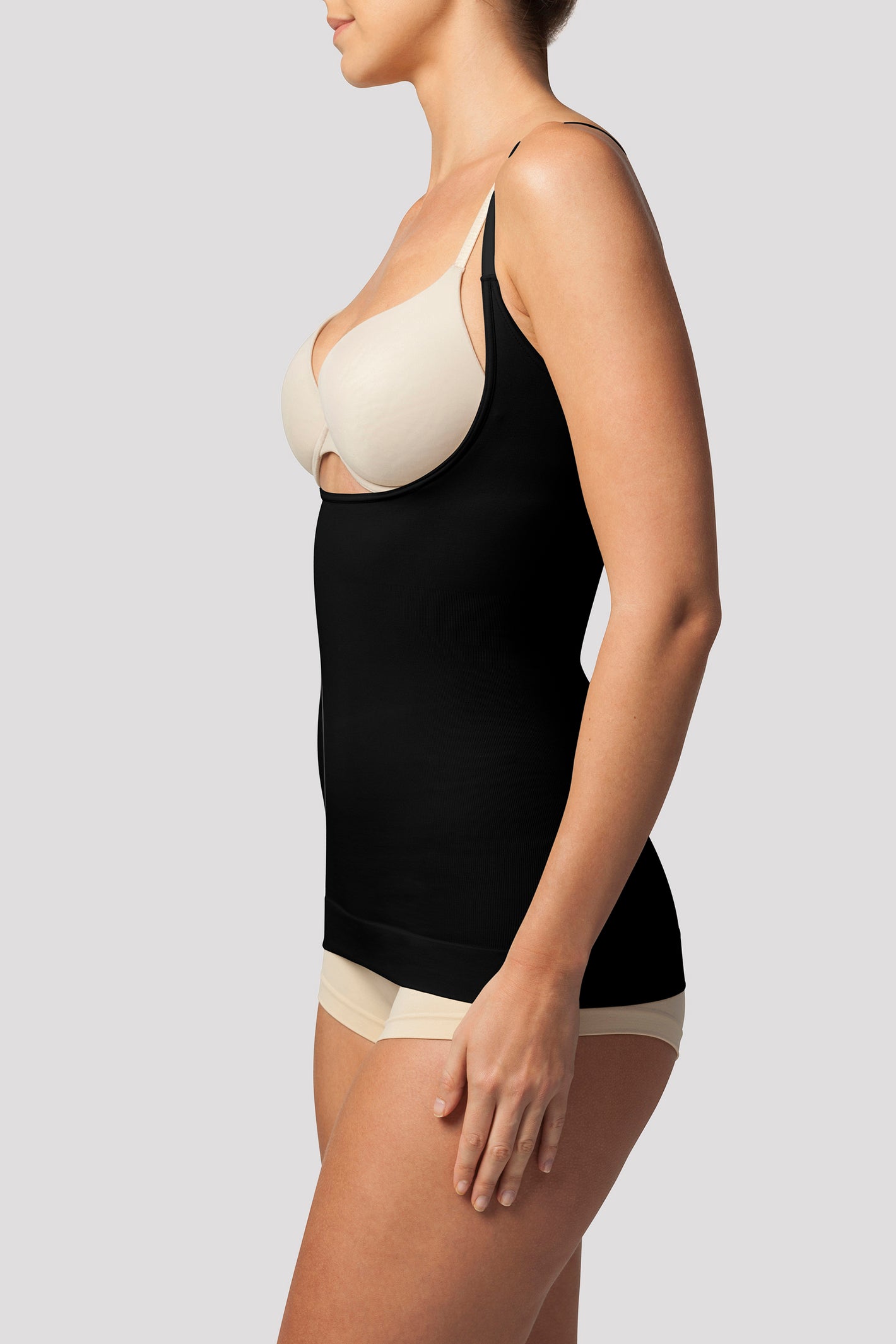 Shapewear Kollektion repräsentiert durch eine Dame, die ein schwarzes Miederhemd trägt - Schwarz