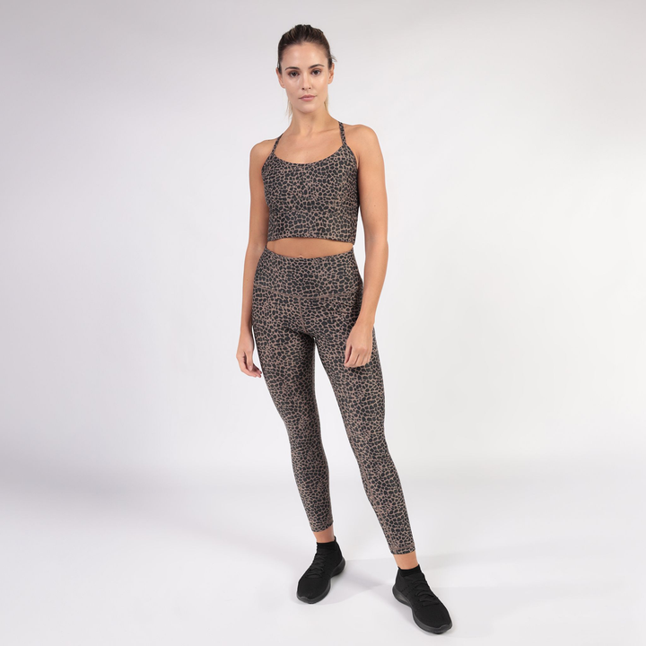 Activewear Kollektion Dame in schwarzer Legging und schwarzem Sport BH 