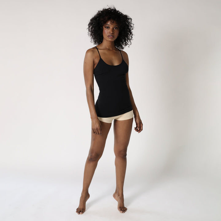 Dame traegt schwarzes Shapewear Unterhemd