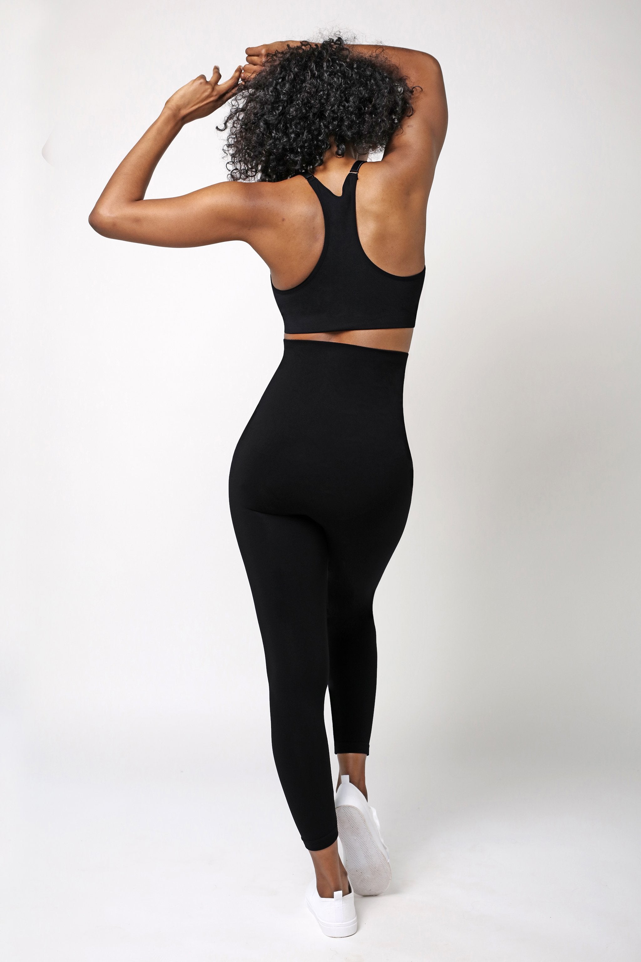 Sleex Activewear Kollektion Dame in schwarzer Legging - Schwarz