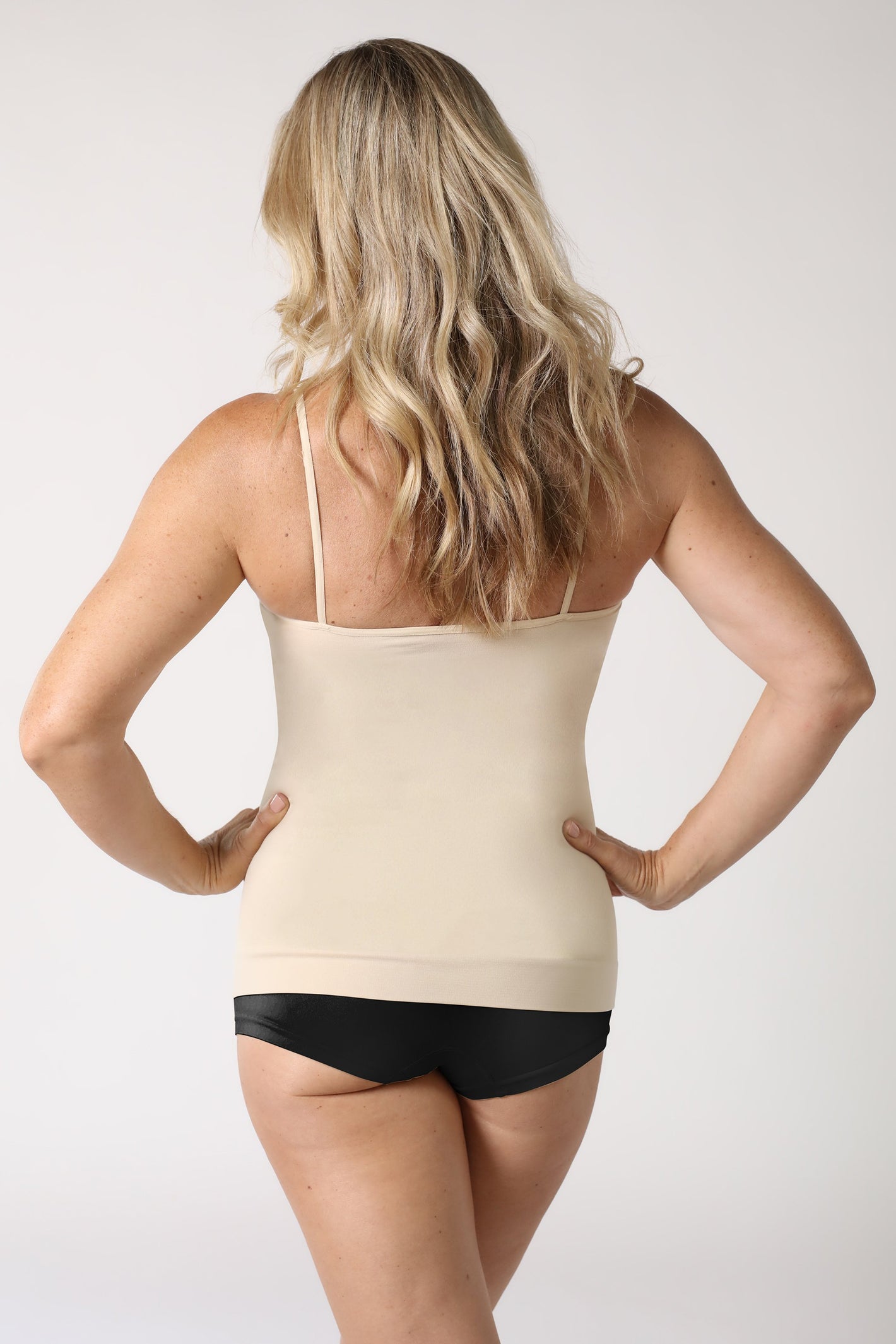 Shapewear Kollektion repräsentiert durch eine Dame, die ein beiges Unterhemd trägt - Hautfarben