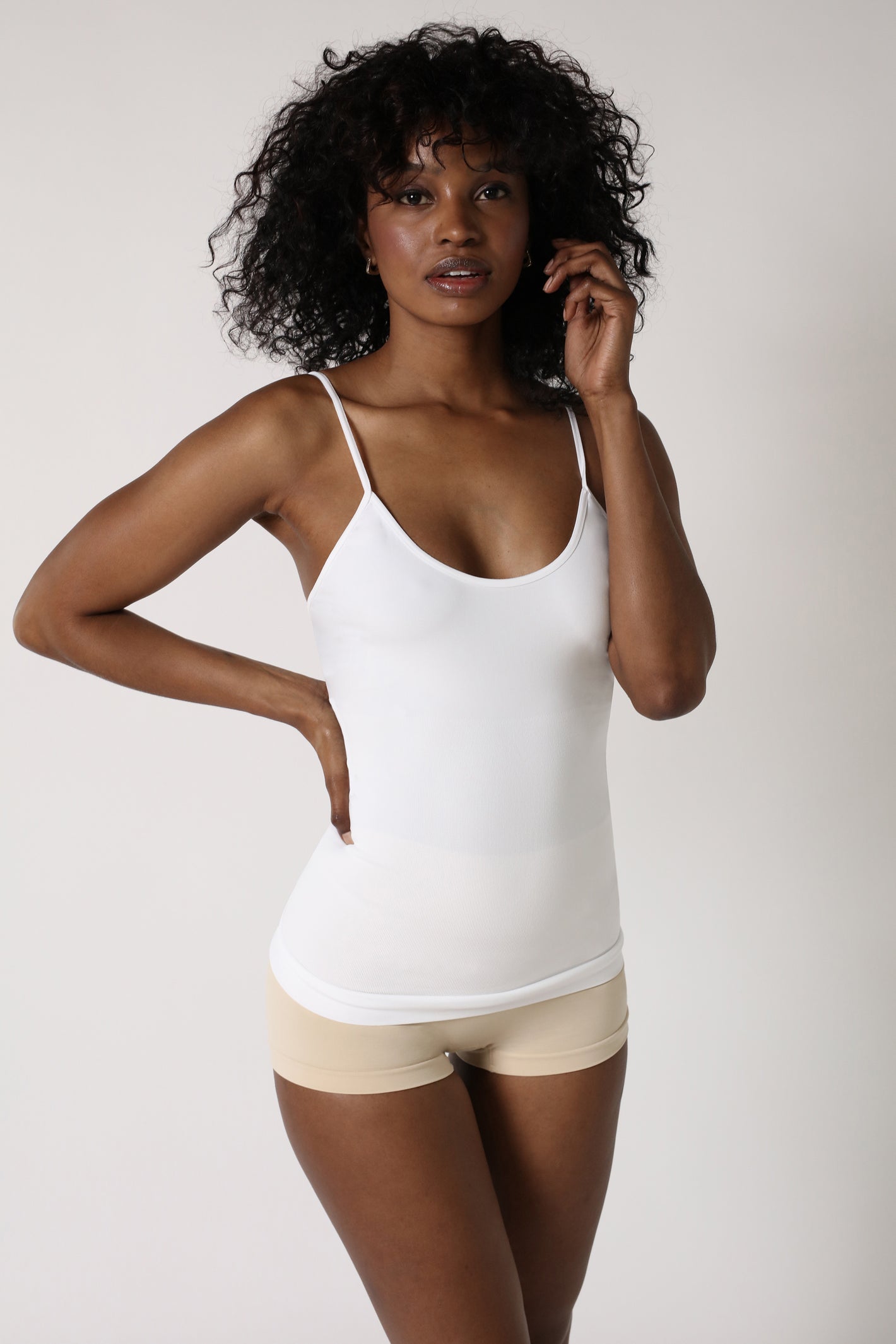 Shapewear Kollektion repräsentiert durch eine Dame, die ein weisses Unterhemd trägt - Weiss