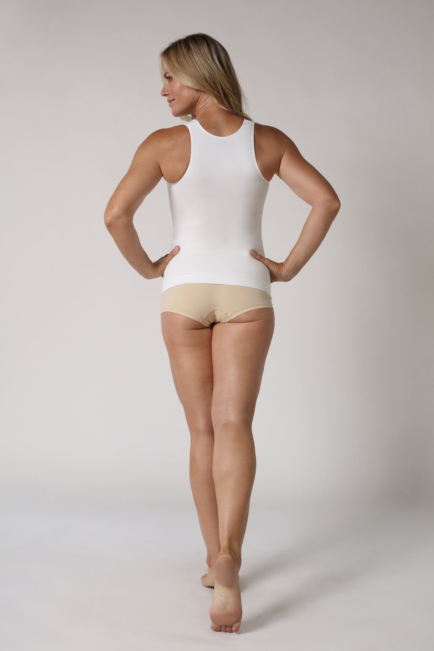 Shapewear Kollektion repräsentiert durch eine Dame, die ein weisses Miederhemd trägt - Weiss