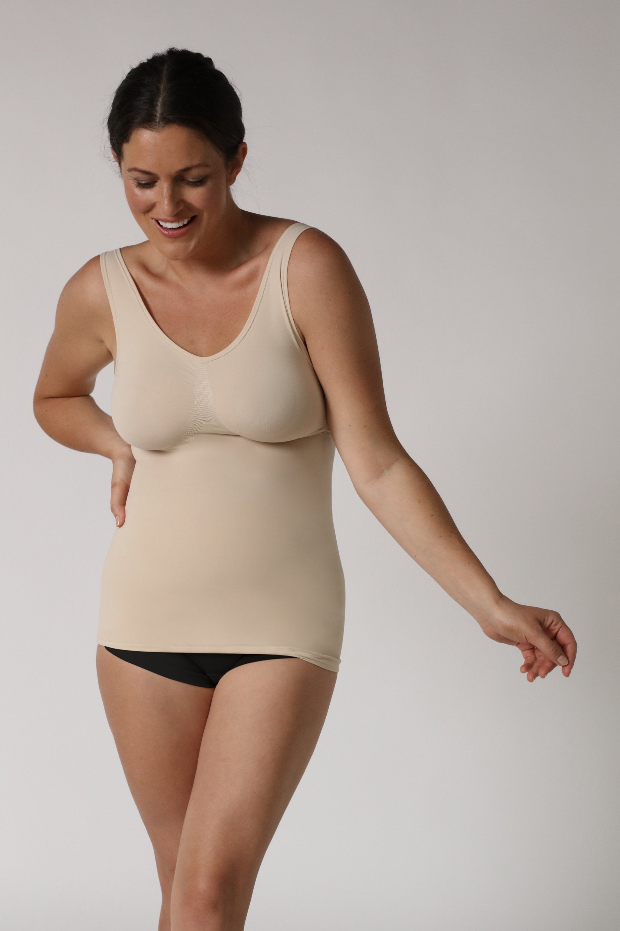 Shapewear Kollektion repräsentiert durch eine Dame, die ein beiges Unterhemd trägt - Hautfarben