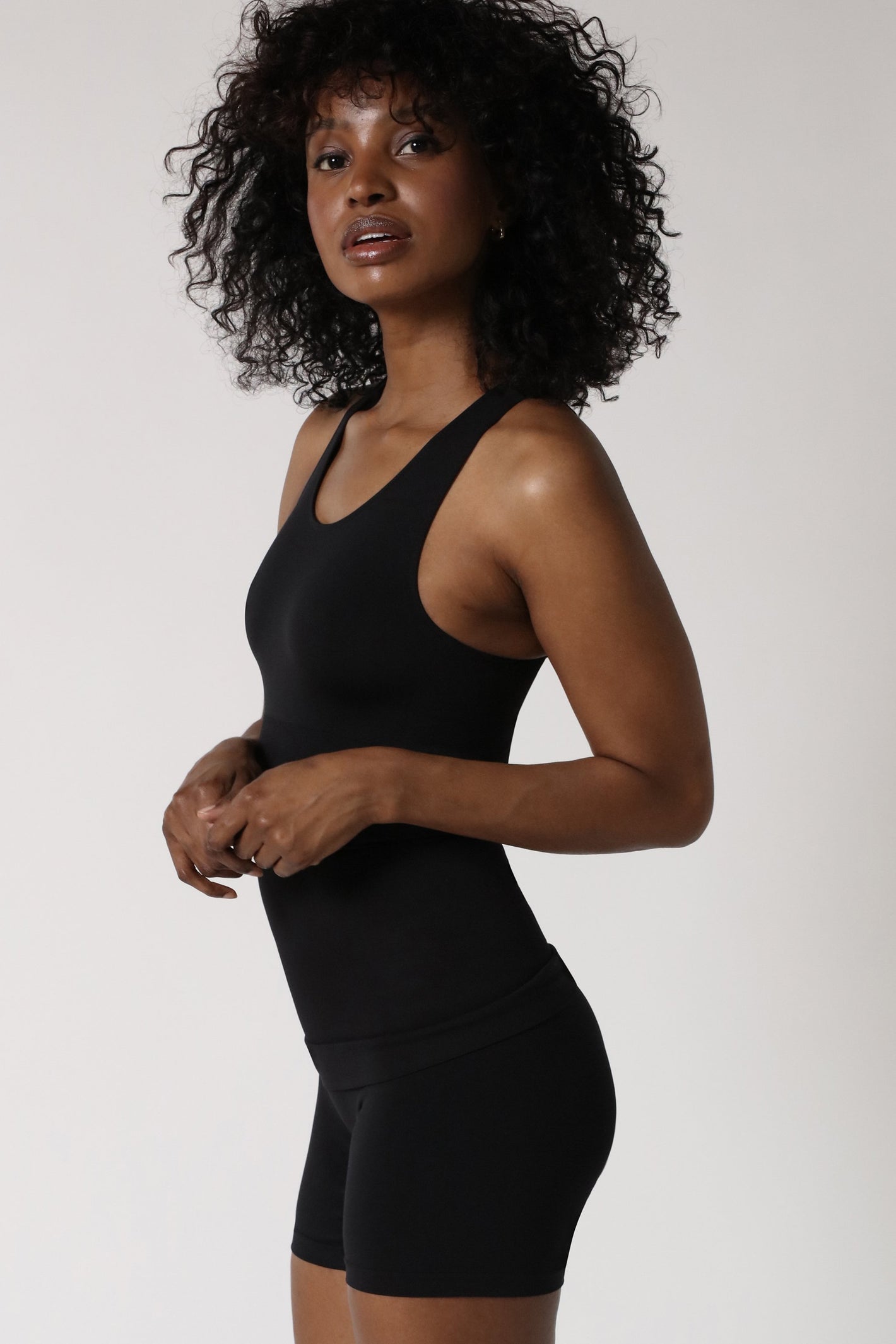 Shapewear Kollektion repräsentiert durch eine Dame, die ein schwarzes Miederhemd trägt - Schwarz