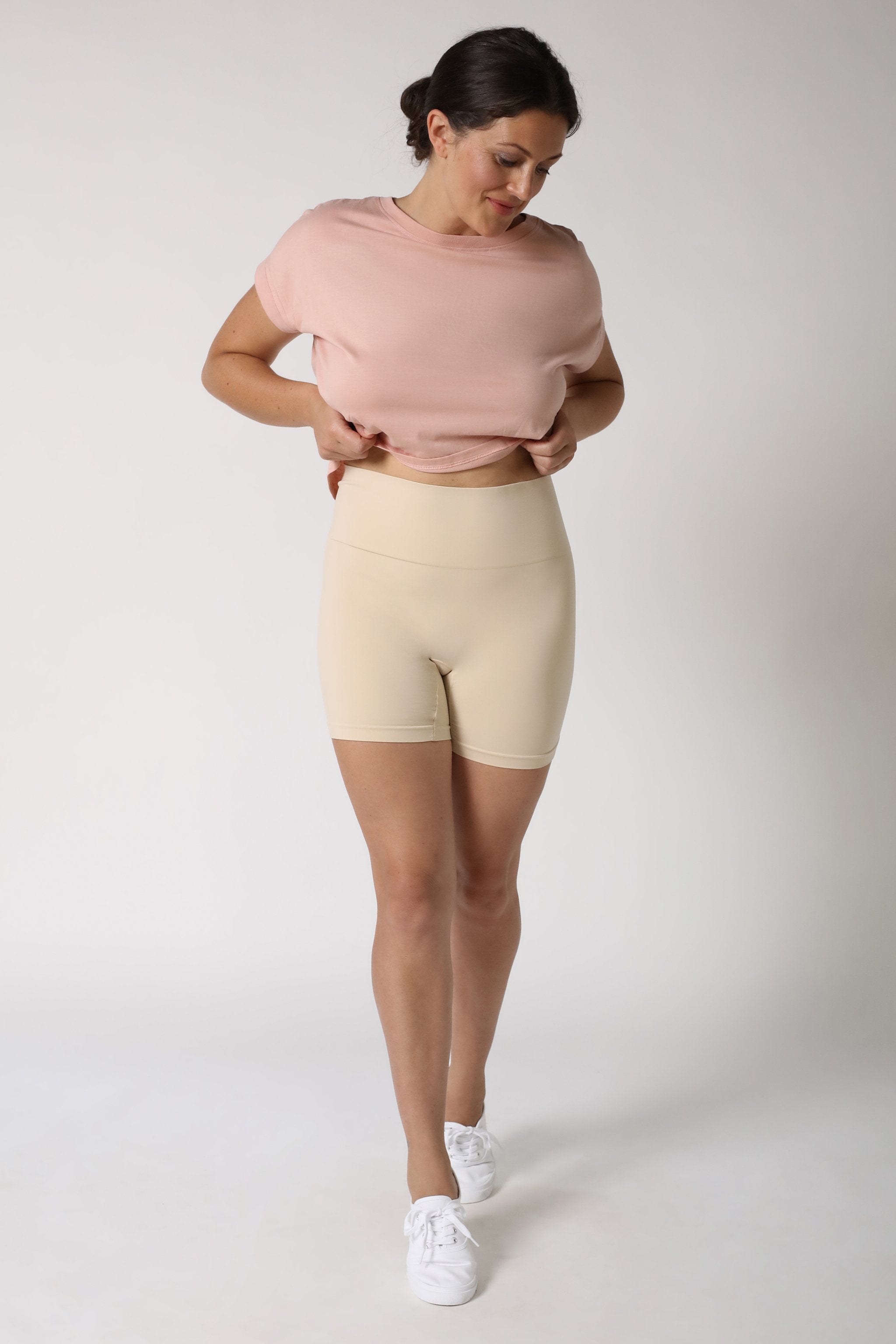 Dame trägt beige Miederhose - Hautfarben