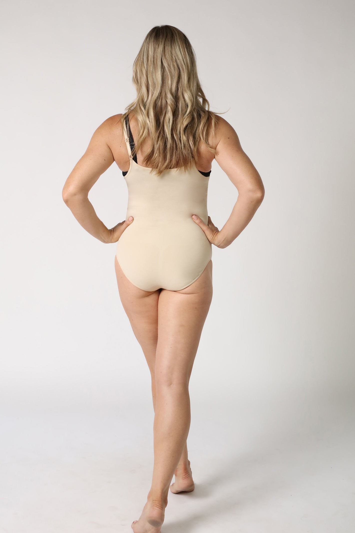 Shapewear Kollektion repräsentiert durch eine Dame, die einen beigen Miederbody trägt - Hautfarben