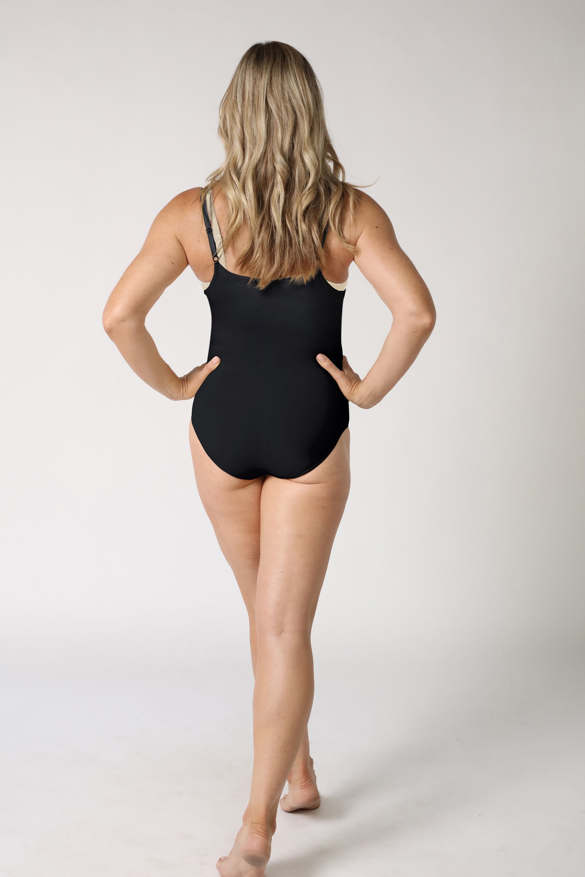 Shapewear Kollektion repräsentiert durch eine Dame, die einen schwarzen Miederbody trägt - Schwarz