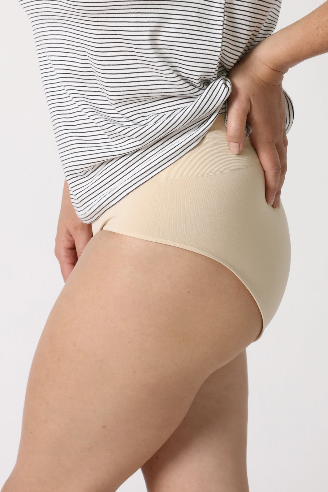 Dame trägt beigen Shapewear Miederslip - Hautfarben