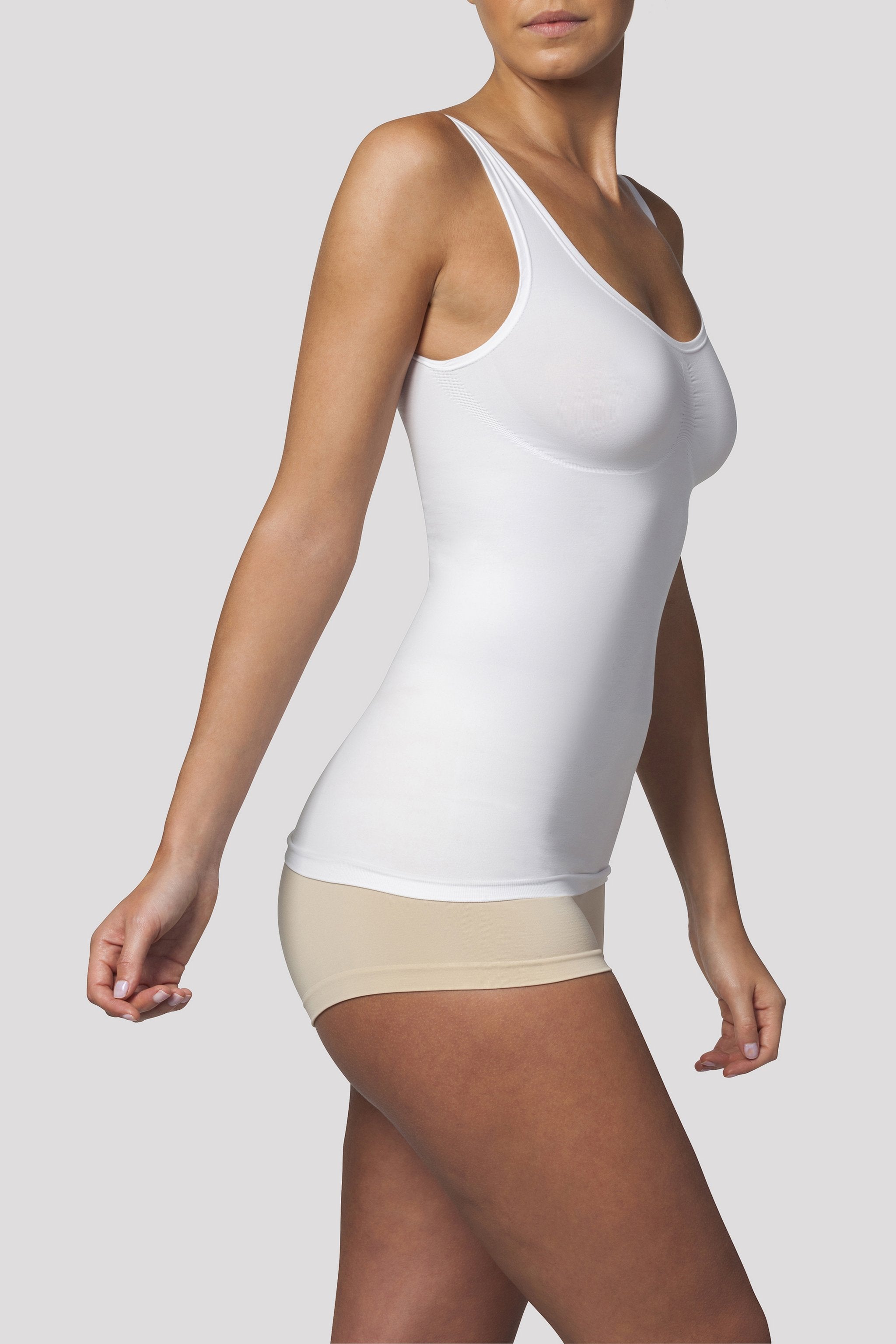 Shapewear Kollektion repräsentiert durch eine Dame, die ein weisses Unterhemd trägt - Weiss