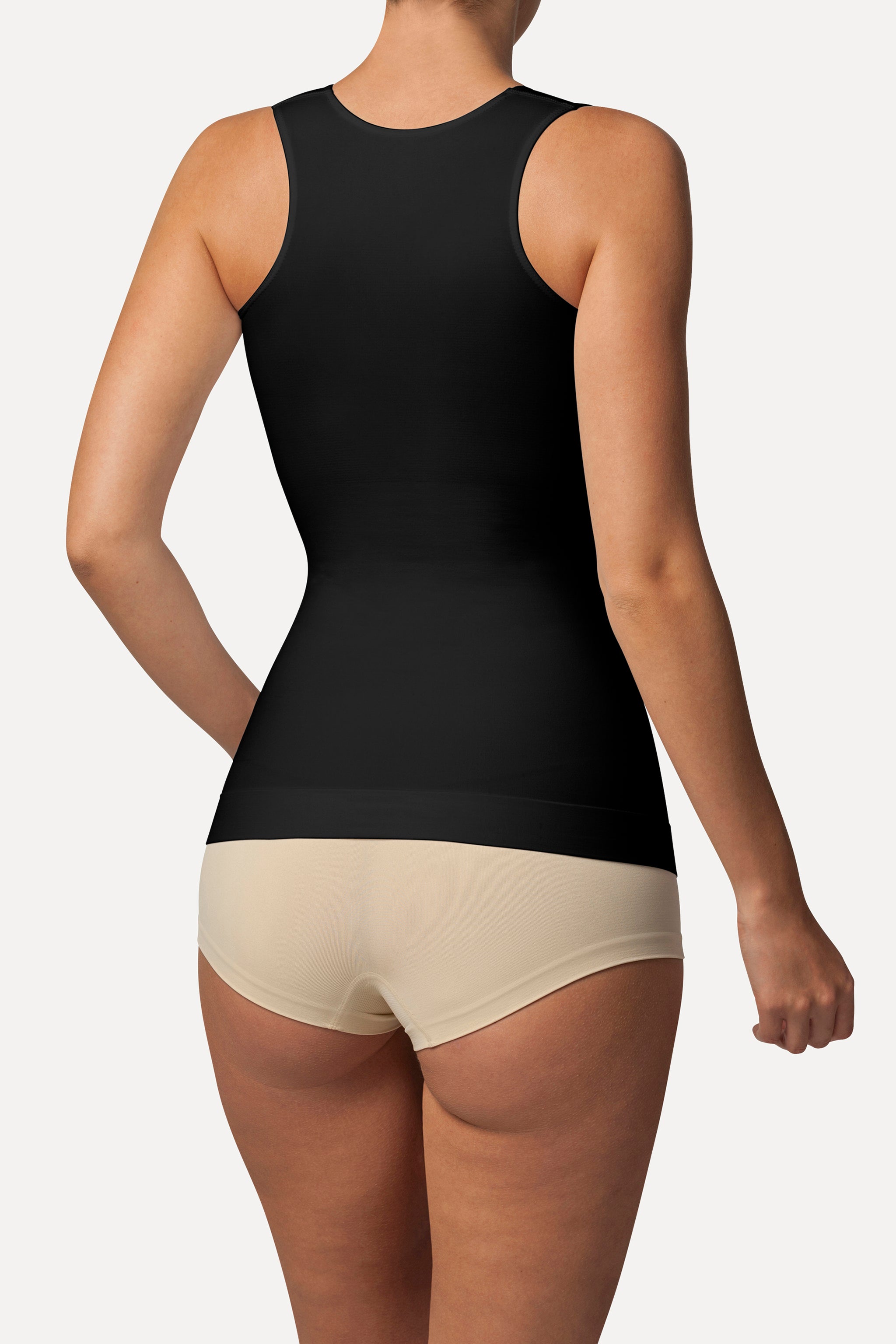 Dame trägt schwarzes Shapewear Unterhemd - Schwarz